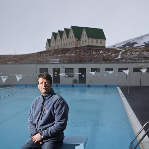 Erlingur Jóhannesson við sundlaugarbakkann á Laugarvatni